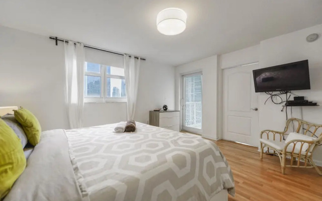 Stunning Condo on 31st Floor