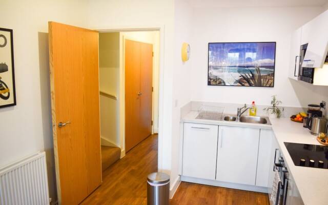 Modern 1 Bedroom House in Pontoon Dock