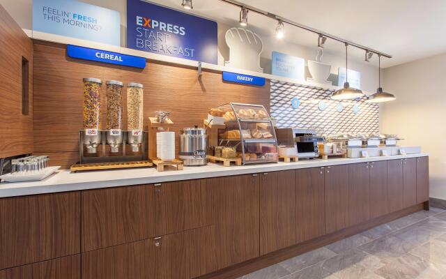 Holiday Inn Express & Suites Mississauga-Toronto Southwest by IHG