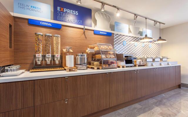 Holiday Inn Express & Suites Mississauga-Toronto Southwest, an IHG Hotel