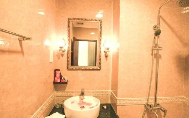 Den Long Do Hotel & Restaurant