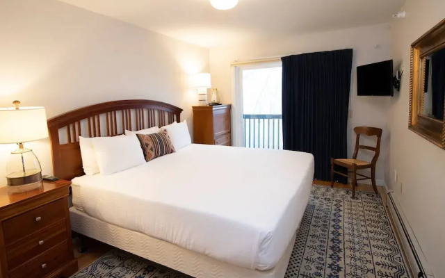 Modern & Updated Winterplace 3br- Sleeps 12 3 Bedroom Condo by RedAwning