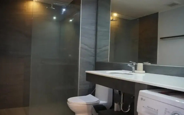 Well located Apt-1BR T2 -421