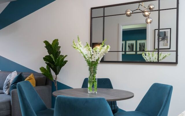 Peter St - Downtown Suite with Balcony