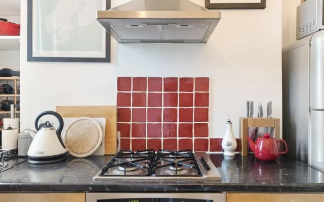 Contemporary 1 Bedroom Apartment in Hammersmith, London