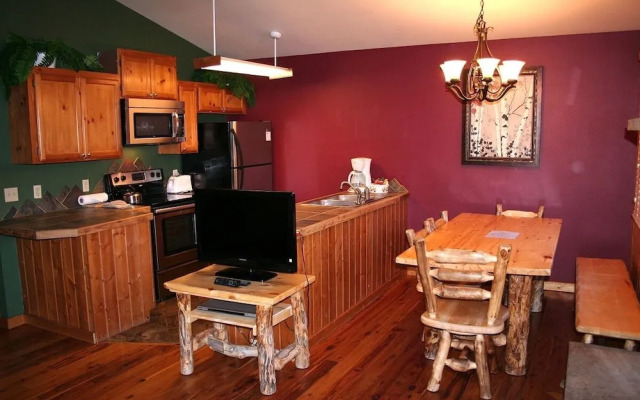 Lazy R Cottages: 17 2 Bedroom Cabin