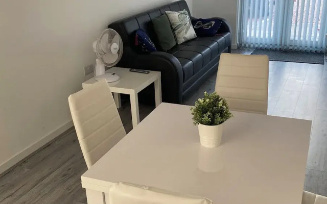1br-sleeps3-parking-nearcitycentre-shoppingcentre