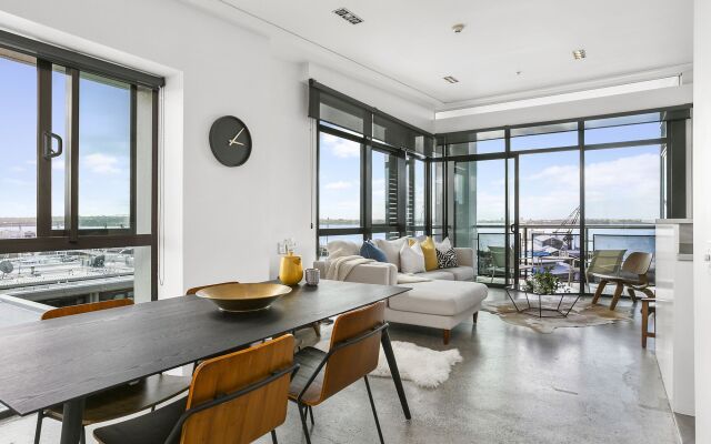 Bright Modern One Bed Marina Penthouse - by Urban Butler