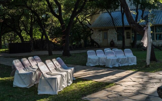 Twelve Oaks Hill Country Inn
