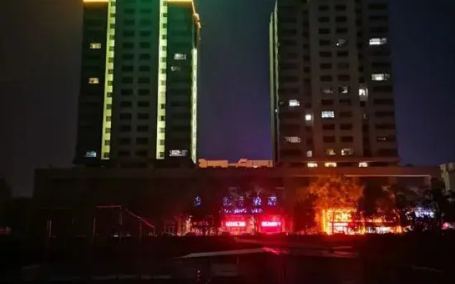 Xinbao Lijing Hotel (Shayang Hehua Road Food Street)