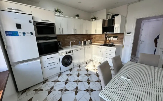 Charming 2-bed Apartment in Baku City Center