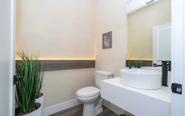 5BR Home With Private Pool Themed Decor