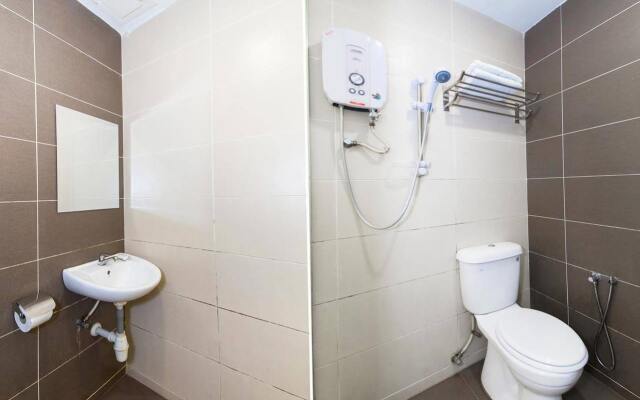 OYO 220 Hotel Sri Maluri