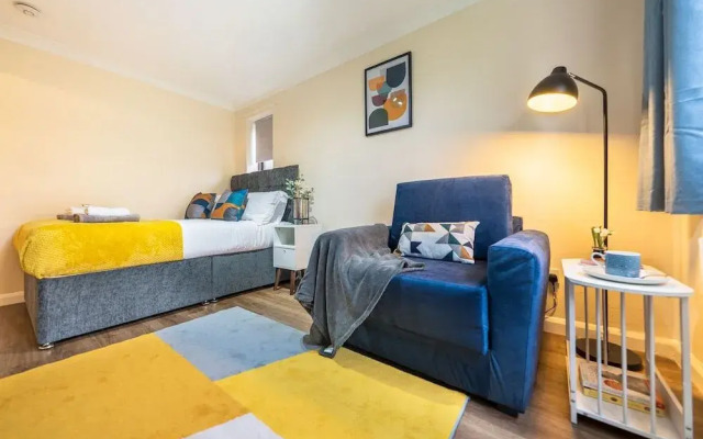 Staines Studio Apartment - Heathrow