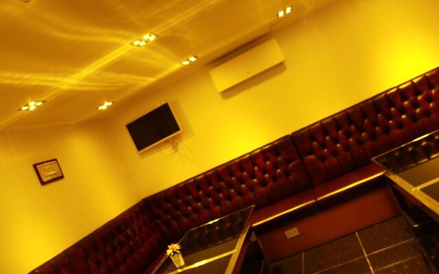 Exhibition Court Hotel 4