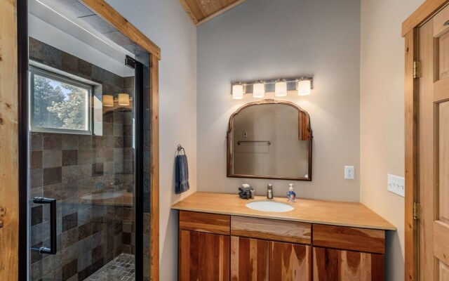 Peterson Acres 3 Bedroom Home by NW Comfy Cabins by RedAwning