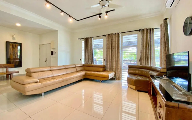 BNB Casa Grande at Rawang - spacious, 15 pax and WiFi