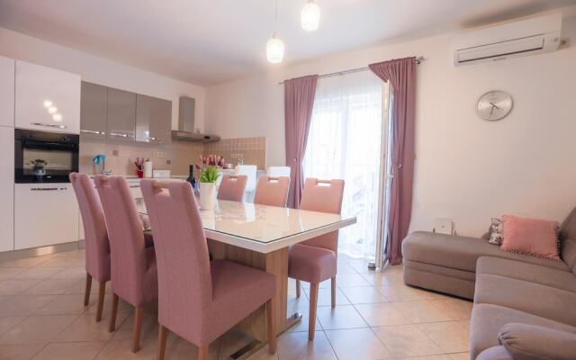 Apartment Vesna near beach with balcony