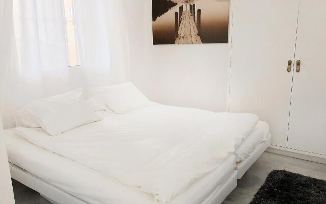 2056 - Apt with terrace sea view