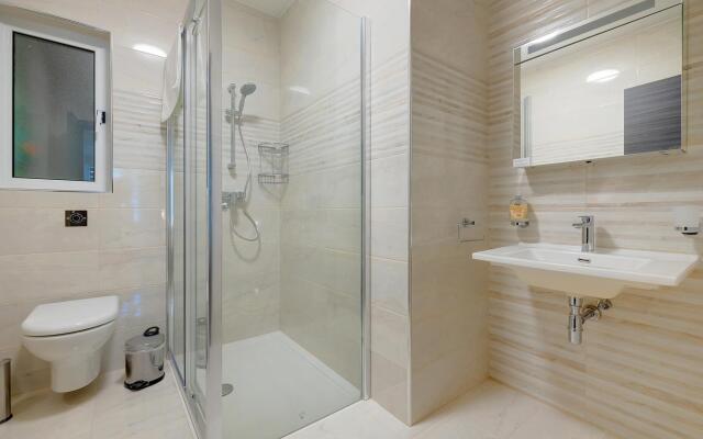 Chic 2BR Apartment, Ideal Location