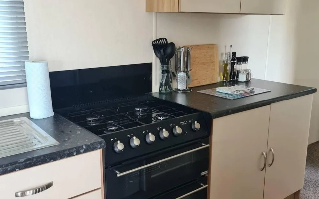 2 Bed Lodge - Sleeps 5 - Parking - Pets - Wifi