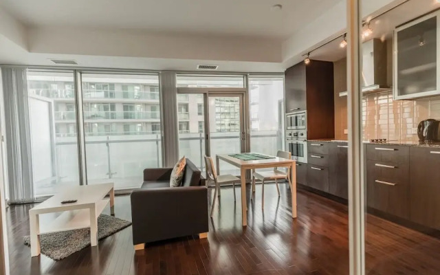 CN Tower & Lake View, Luxury Condo in Downtown