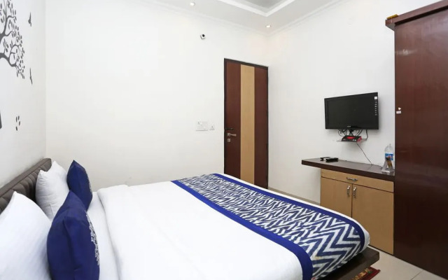 OYO 8349 Hotel Crown Palace