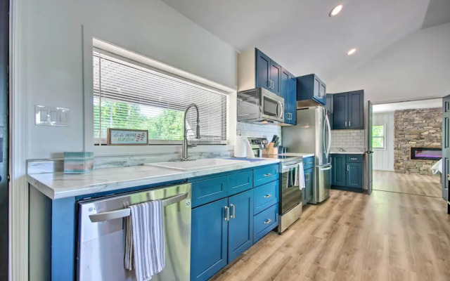 Waterfront Escape: Ozarks Home + Guest House!