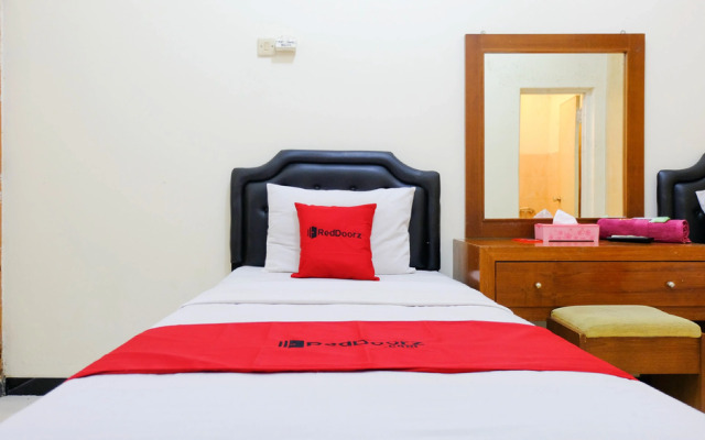 RedDoorz near Universitas Kristen Satya Wacana