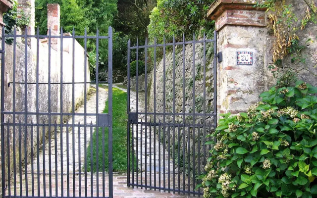 Rustic House in Tuscany With Shared Pool