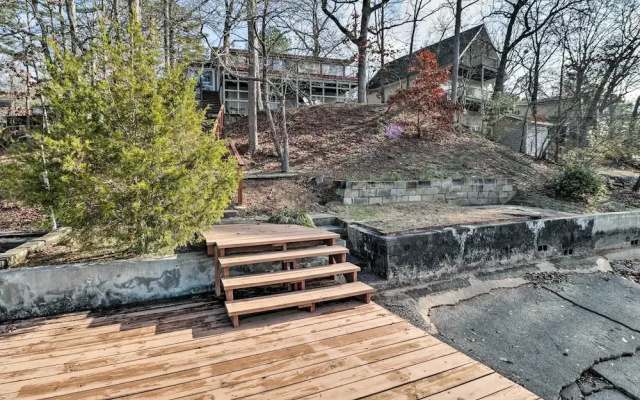 Riverfront Deck + Fire Pit: Hot Springs Retreat!