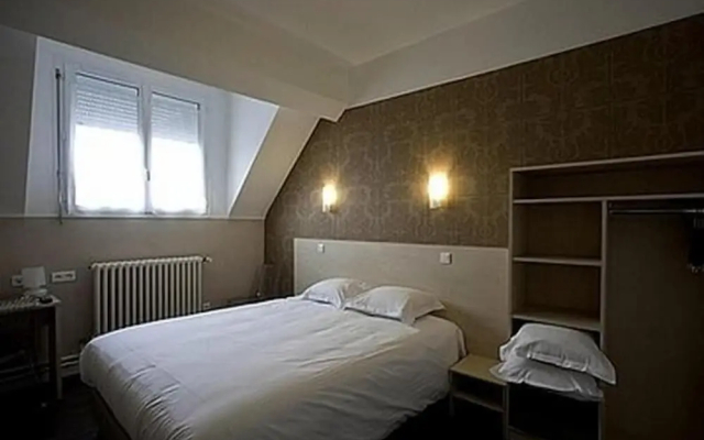 Logis Hôtel Le Chene Dore