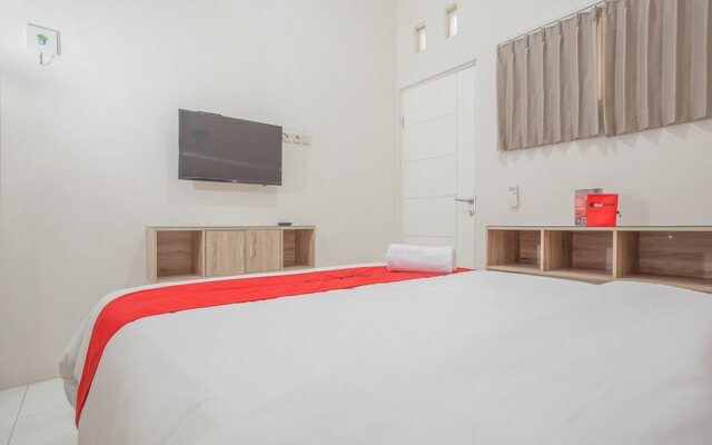 RedDoorz Near Ciputra Golf Surabaya