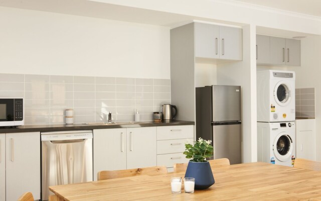 Spacious and Bright 1 Bedroom Apartment