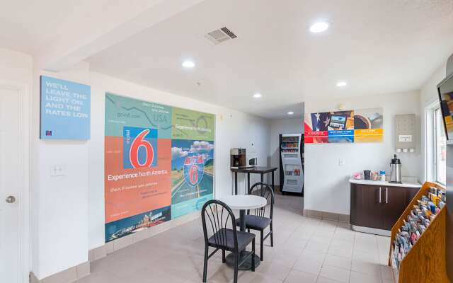 Motel 6 Grand Prairie, TX - Near Six Flags Drive