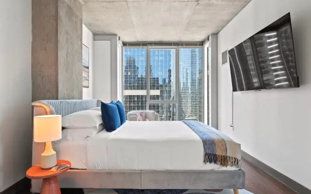 Loop City Views 2BR Apt Near Riverwalk