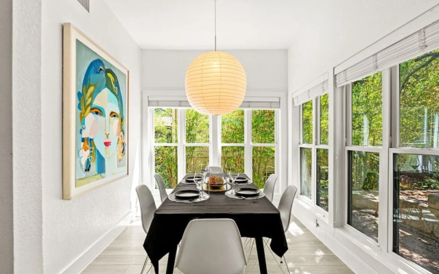 Style & Serenity - Steps Away From South Congress