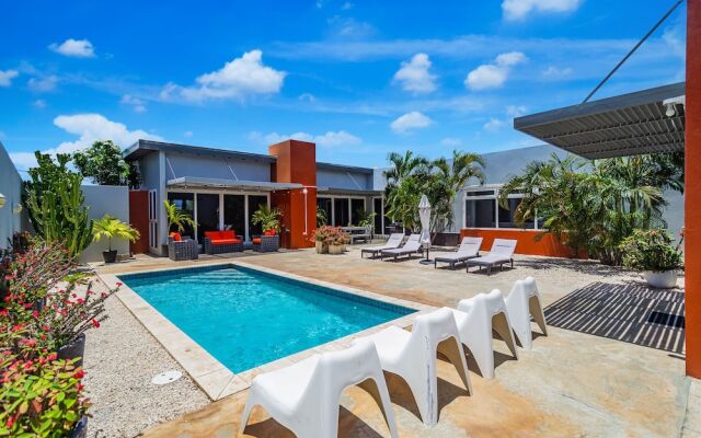 Stunning Modern Home, Near Beaches Full AC