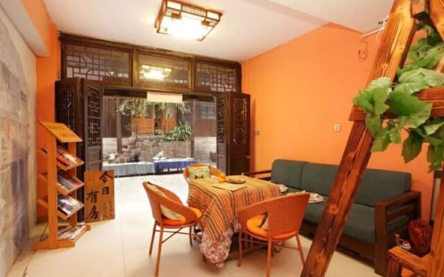 Fenghuang Nanmu Inn No.1