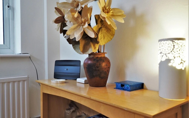 Quiet APT Sleeps 4-6 Central Windsor With Parking