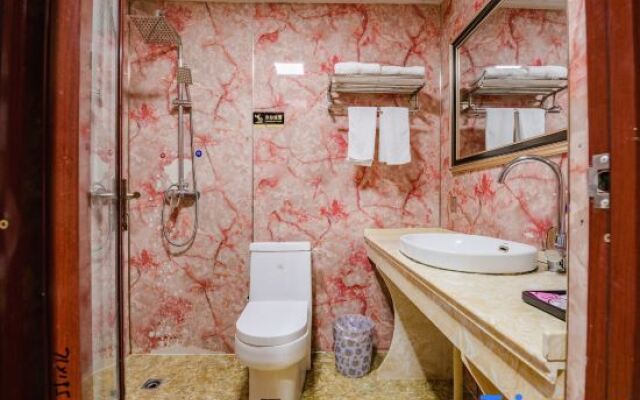 Xianglong Business Hotel (Xinyang Railway Station Tianrun Plaza)