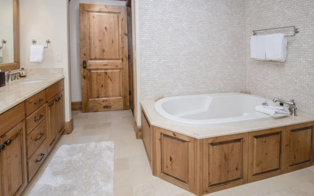 Vail Mountain View #402 4 Bedroom Condo