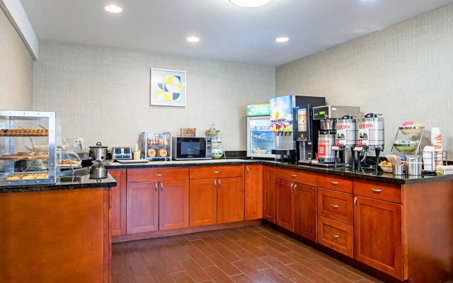 Quality Inn & Suites Kenedy - Karnes City