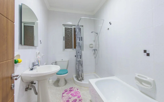 Pool and Sea, charming Merill Apart 5