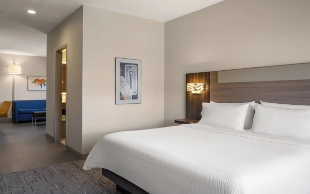 Quality Inn & Suites(.)