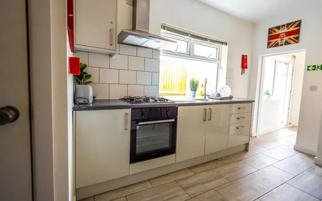 Ensuite6 Woodhouse private bath 2kitchen