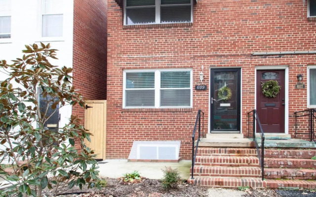 Transit-friendly Home Old Town Parking