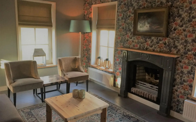 Lush Villa in Hippolytusho with Jacuzzi