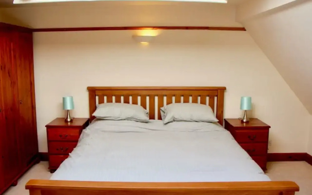 Homely 3 Bedroom Flat With Castle Views