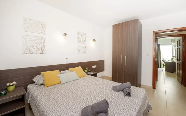 Summer Breeze Maisonette with Terrace by Getaways Malta